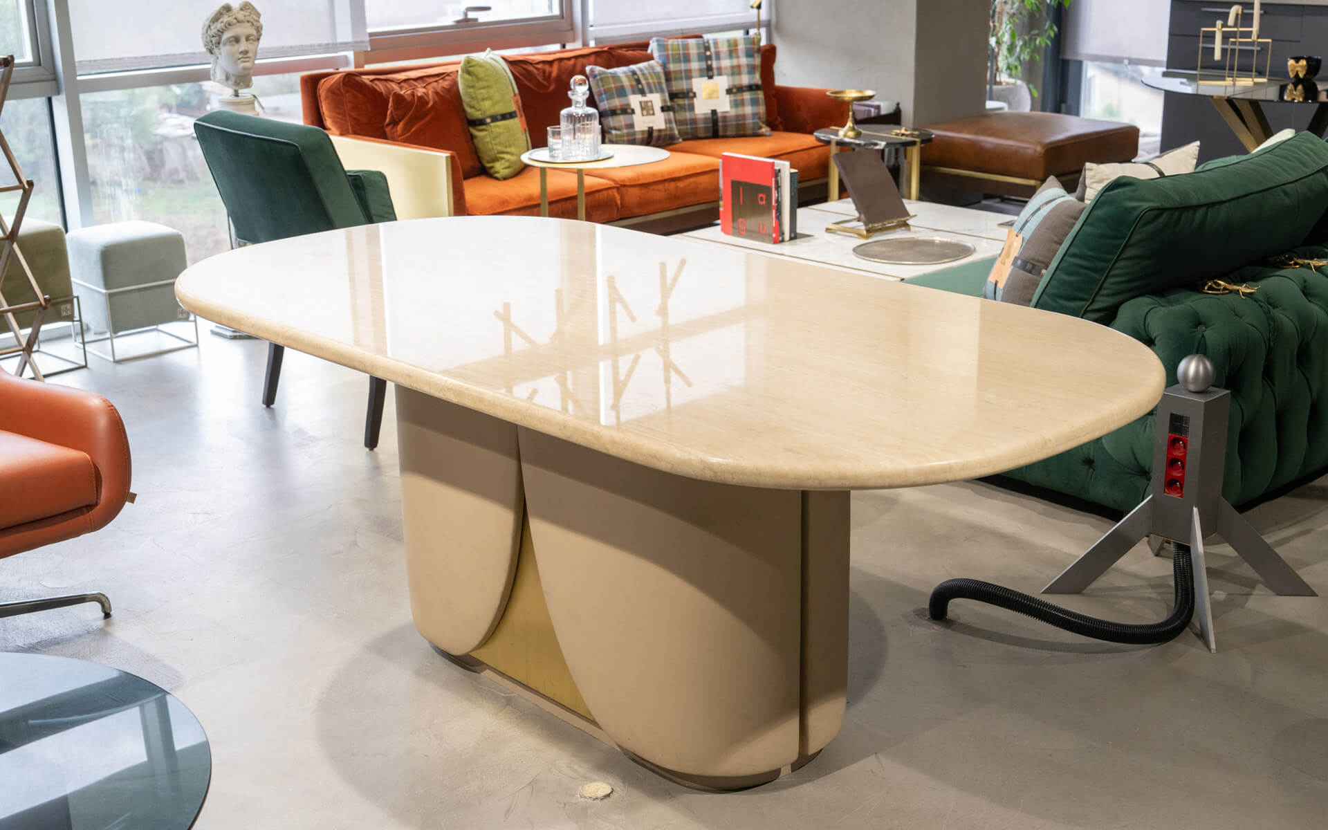 Papillonne Table (Display)