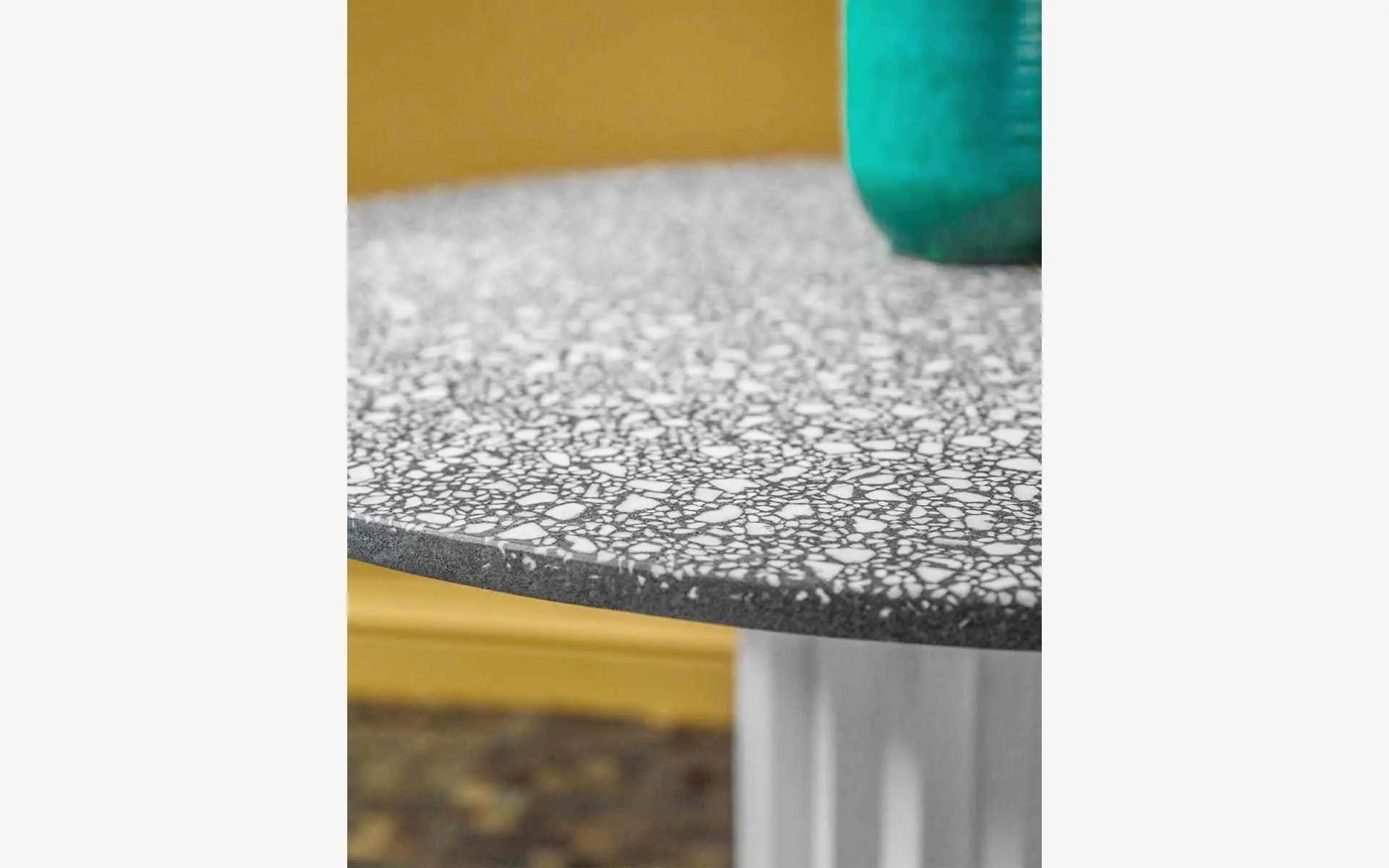 RECALLED Yuvarlak Masa Beyaz Metal Terrazzo | lagu